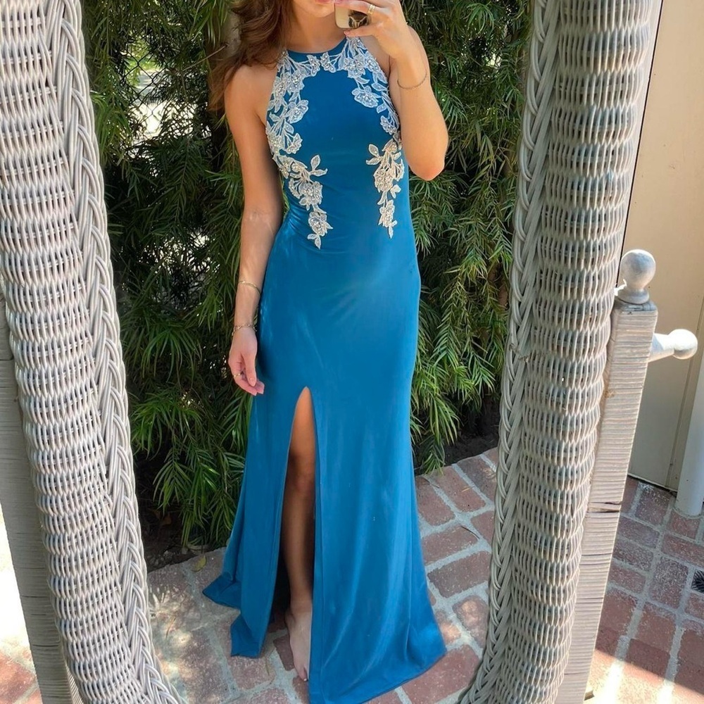 Beautiful camille la vie prom dresses
Tag says 6, but it was taken in to fit a 4